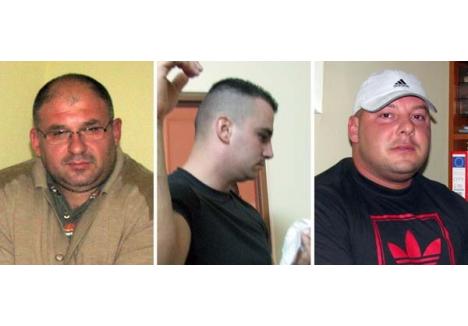 LA OMOR. Ciocnirea din 2008 de la benzinăria Lukoil a avut urmări serioase pentru Gabriel Tămăşdan, pentru nepotul său, Bogdan Popa, şi pentru Constantin Mărie (de la stânga la dreapta). Tămăşdan, zis şi Gabi Dinamită, a ajuns în spital cu o tăietură la braţul stâng şi o plagă profundă în regiunea capului, provocate "de un instrument despicător, o lamă de topor", după cum arată certificatul medico-legal. Popa a suferit o fractură de antebraţ cu dislocare, având nevoie de 55 de zile de îngrijiri, iar Mărie a scăpat cu o entorsă la genunchi şi o ruptură parţială de ligament colateral intern, care l-a ţinut pe tuşă 30 de zile. Niciunul dintre ei nu şi-a retras plângerea depusă împotriva celor şase atacatori, pentru tentativă de omor